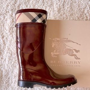 Burberry tall rain boots size 7 in burgundy color